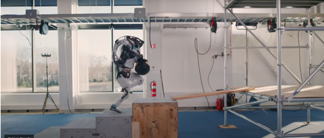 보스턴 다이내믹스 로봇 아틀라스 - 뛰고 점프하고 물건을 던질 수 있는 로봇 image 1