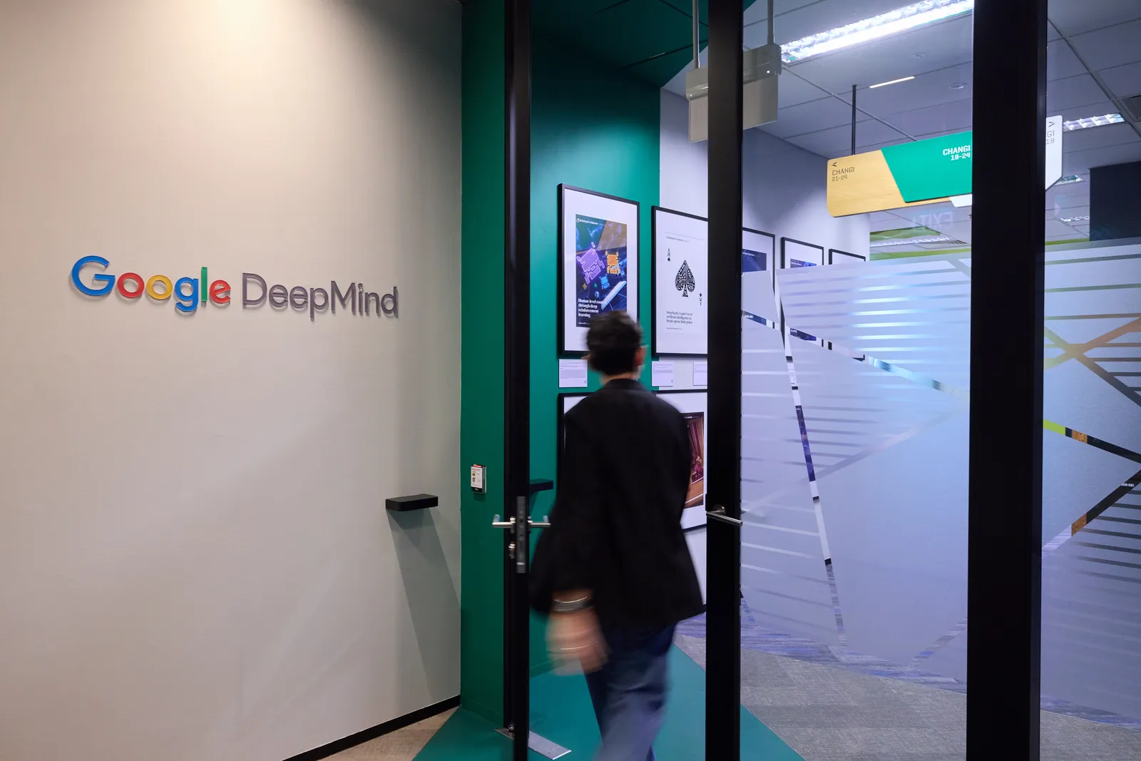 Google DeepMind 로고가 새겨진 싱가포르 오피스 입구 전경