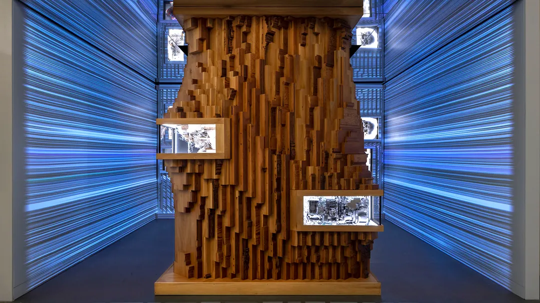 빛나는 뿌리와 회로가 결합된 나무기둥