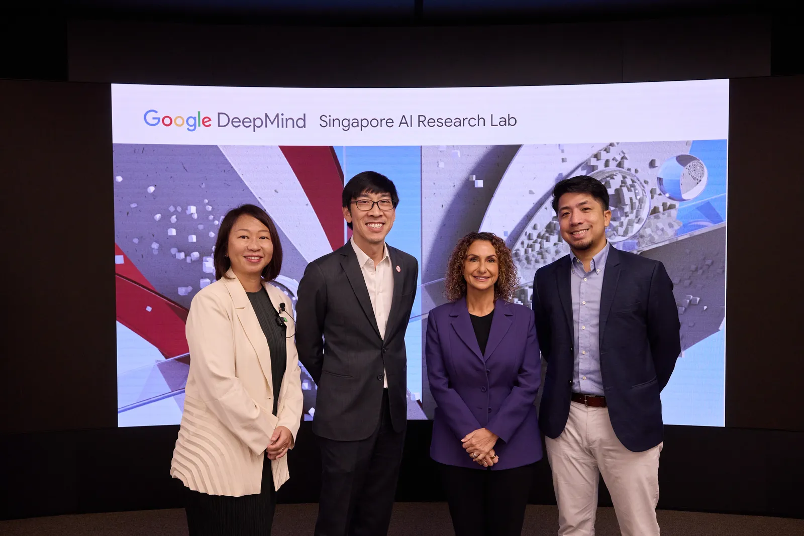 네 명의 전문가들이 &#39;New Singapore AI research Lab&#39; 화면 앞에 서 있는 모습