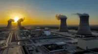 일출 배경의 원자력 발전소