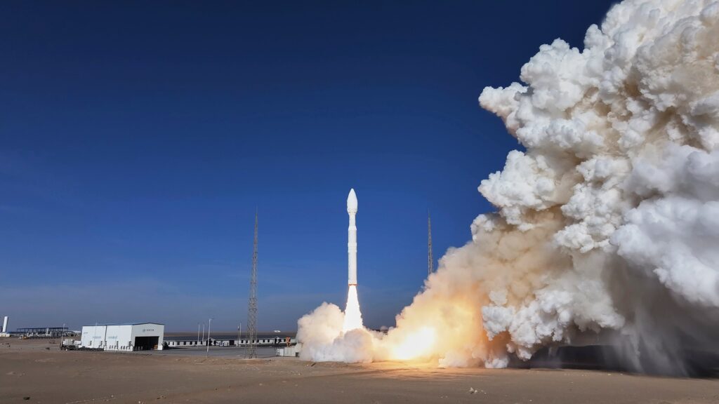 Genesis-1 위성의 우주 발사 모습. 고성능 AI와 광통신, 태양광 패널이 결합된 신개념 인프라입니다.