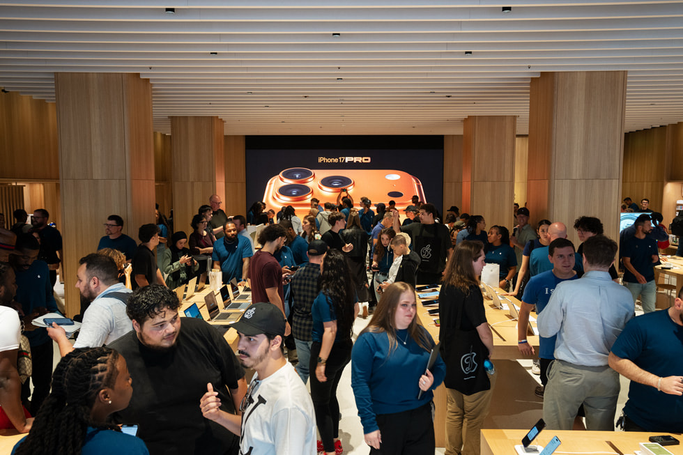 디트로이트 매장에서 고객들이 아이폰을 직접 만져보고 체험 중. 이미지 출처: apple.com