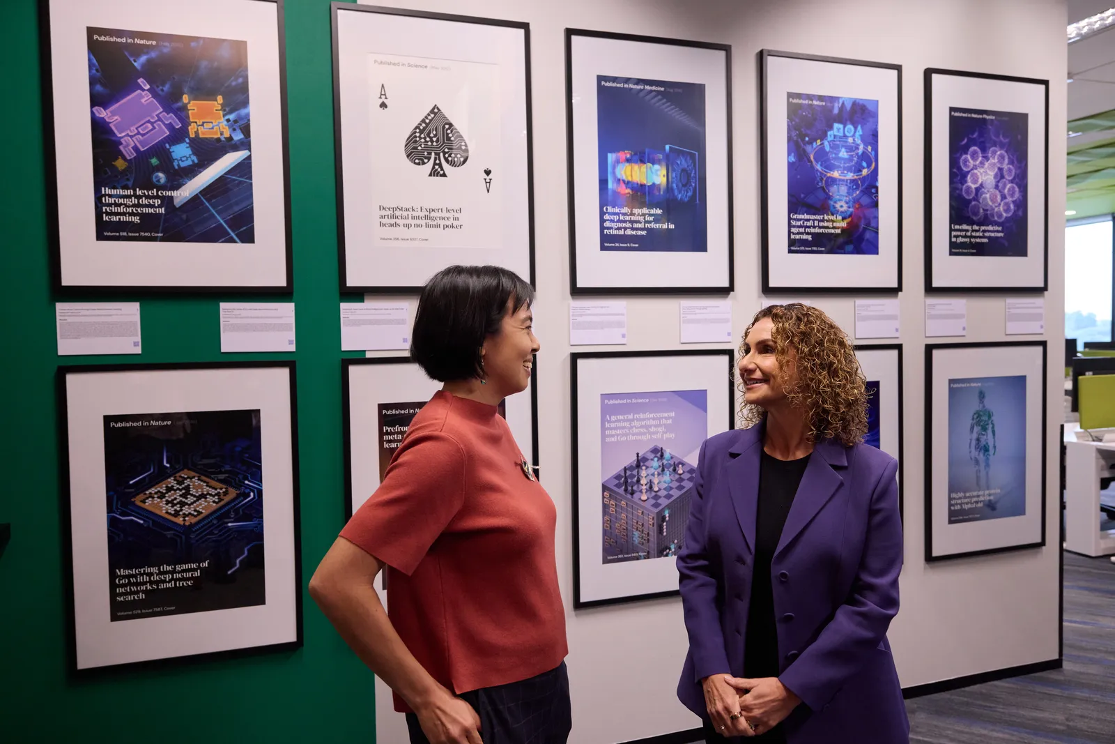 AI 사례연구와 협업이 이루어지는 아시아태평양 DeepMind 오피스 벽면